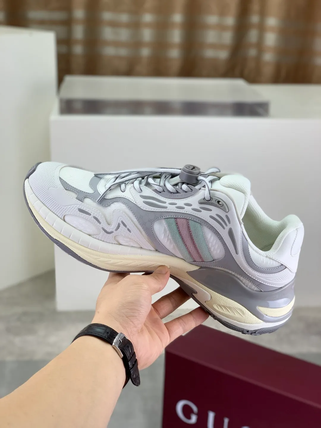 Men's shoes 💰P980 new style 💰 Gucci, couple style, women's style will be released later, new 2.0 futuristic sneakers‼ ️A pair of subversive sneakers is here. Gucci 2.0, a full series of 4 colors with key investment, smart silhouette: slightly curved forefoot design, you can clearly feel the propulsion when commuting and trotting, and it can enhance the sense of line extension when paired with wide-leg pants or cycling pants. EVA thick soles not only have a comfortable height-increasing effect, but also reduce weight (it actually lasts 3 hours of shopping without tiring your feet!) Highlight moments for lazy people: 2. Just choose it for airport wear! You can take them off in seconds after passing the security check (you can put them on as soon as you lift the heel strap), because the shoes come with a sliding buckle, so no need! ! Tie your shoes. Really achieve the sense of relaxation that goes with you. Size: Female 35-40 Male 39-45